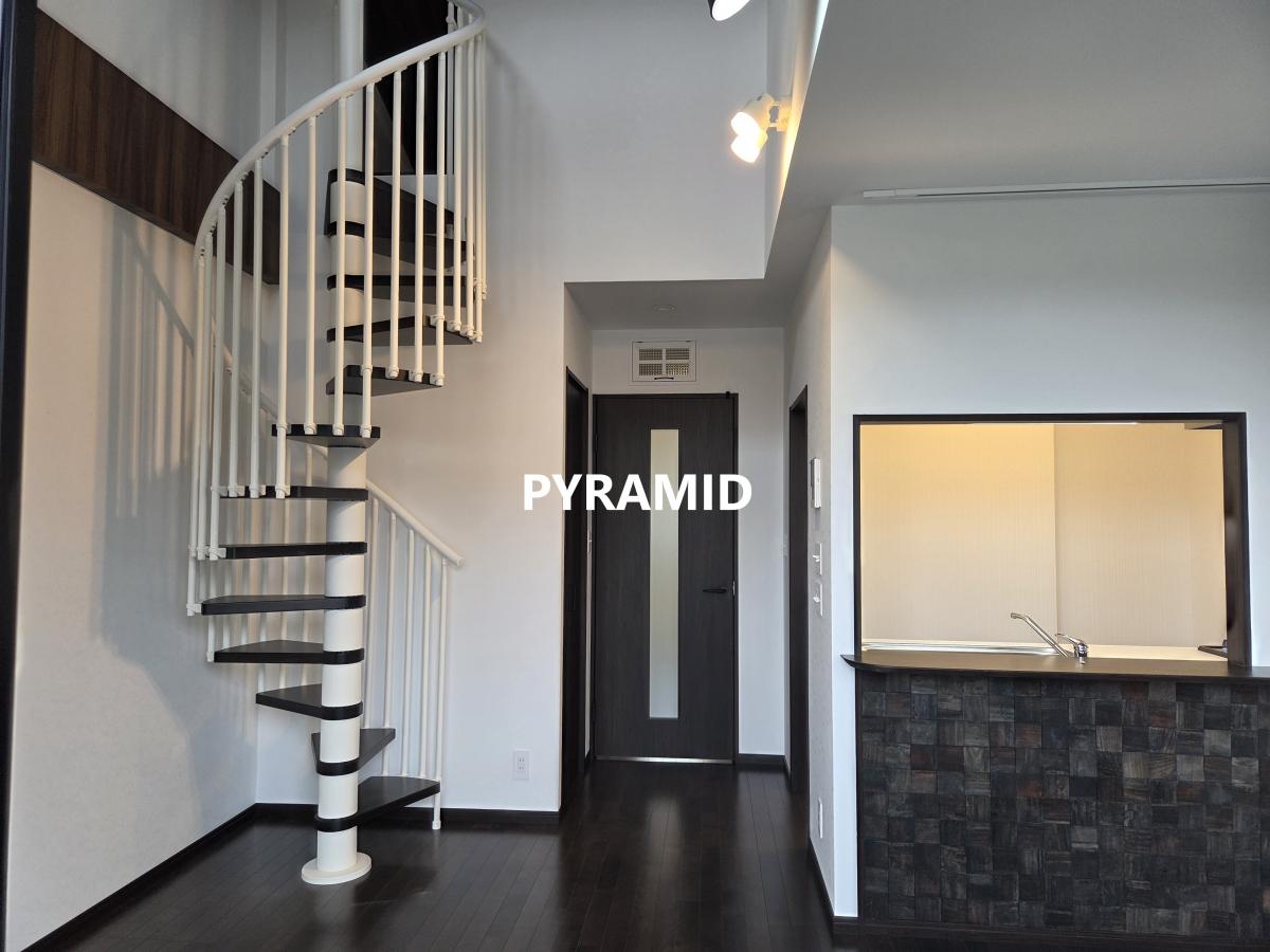 納入事例　小スペースでも上質な広がり。アパートなど限られた空間に最適ならせん階段